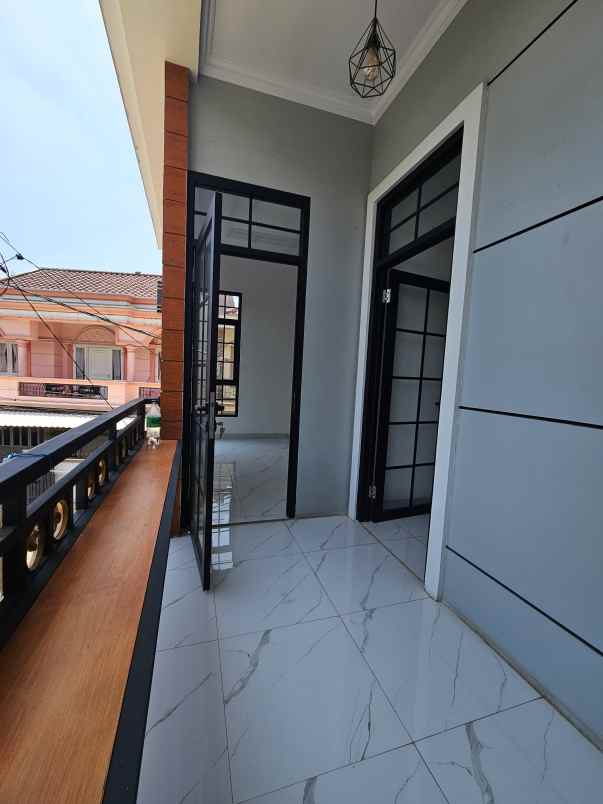 dijual rumah jalan komplek adhi karya