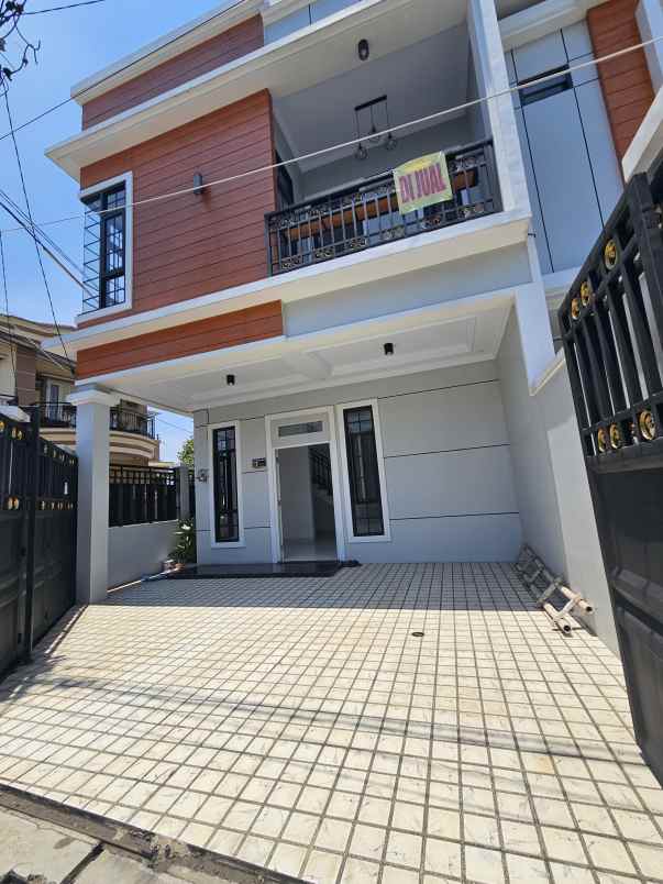 dijual rumah jalan komplek adhi karya