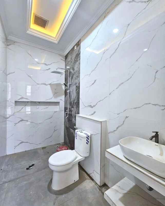 dijual rumah jalan raya jagakarsa