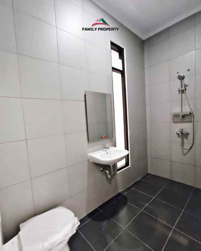 dijual rumah jalan raya meruya jakarta