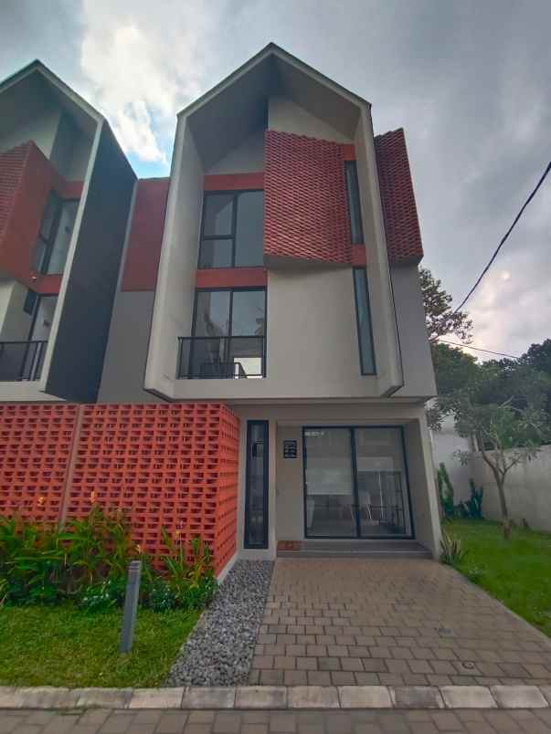 dijual rumah jalan rusa empat