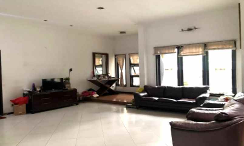 dijual rumah jl anggrek neli murni