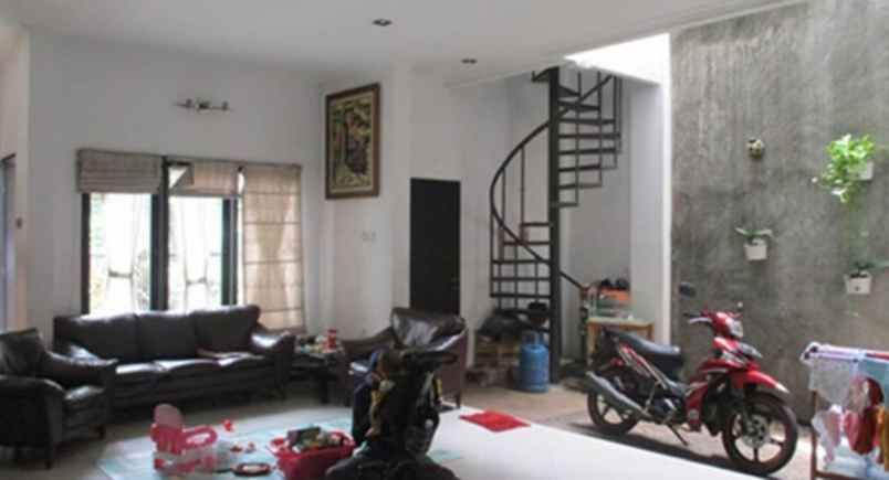 dijual rumah jl anggrek neli murni