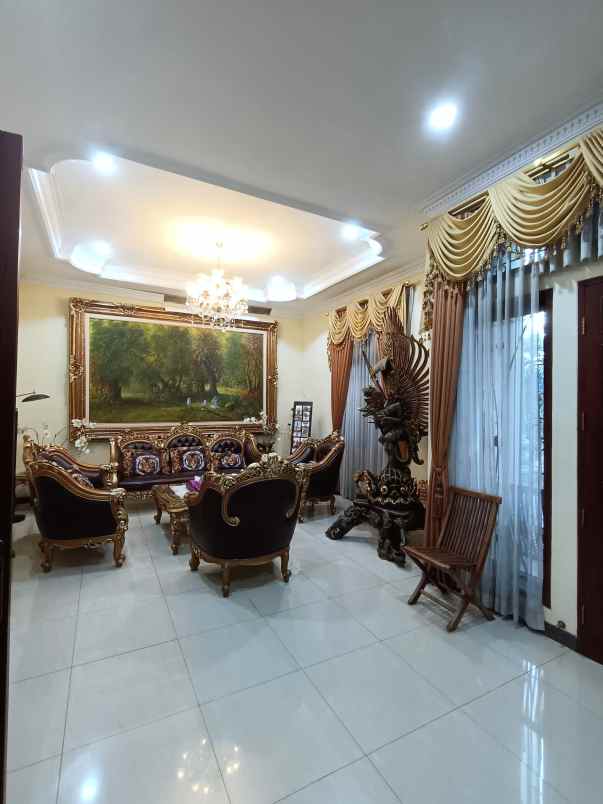 dijual rumah jl arcamanik