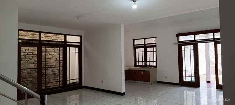dijual rumah jl babakan jeruk sukajadi