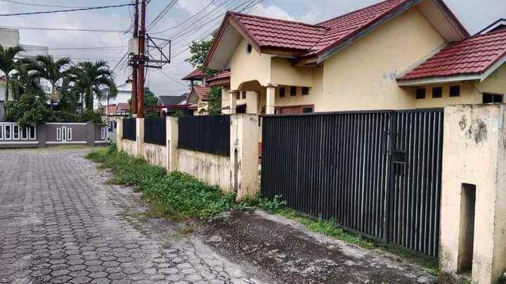 dijual rumah jl bakti arifin ahmad