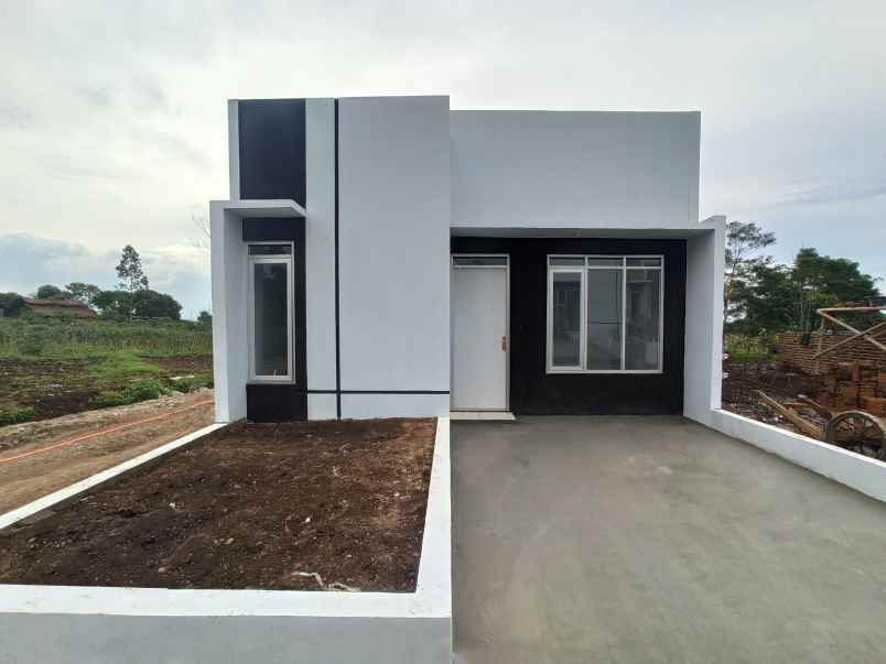 dijual rumah jl ciamana desa sindangratu