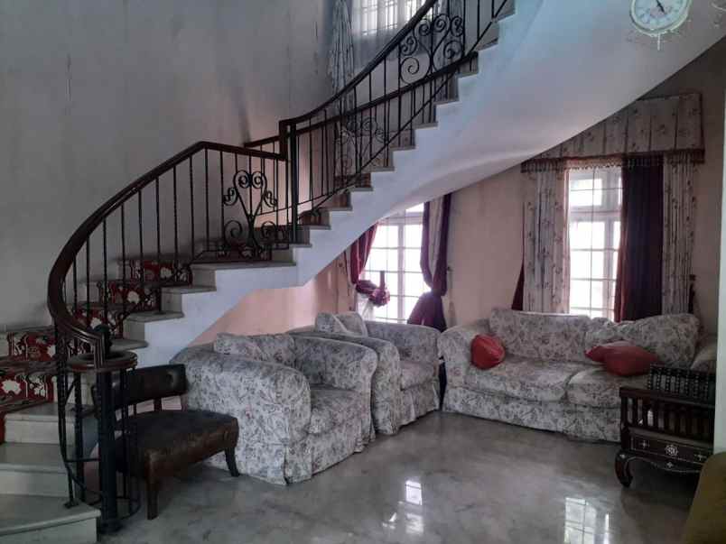 dijual rumah jl ciasem