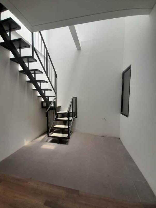 dijual rumah jl leuwipanjang