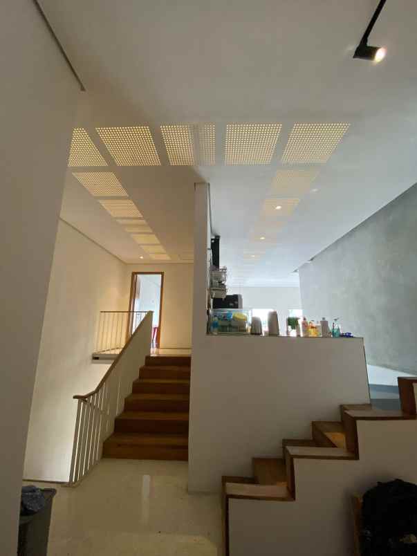 dijual rumah jl pondasi kayu putih