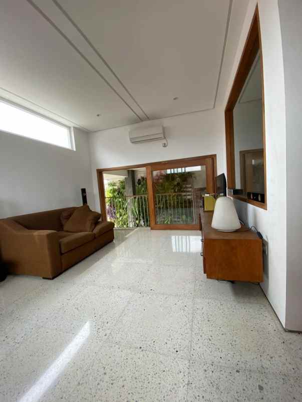 dijual rumah jl pondasi kayu putih