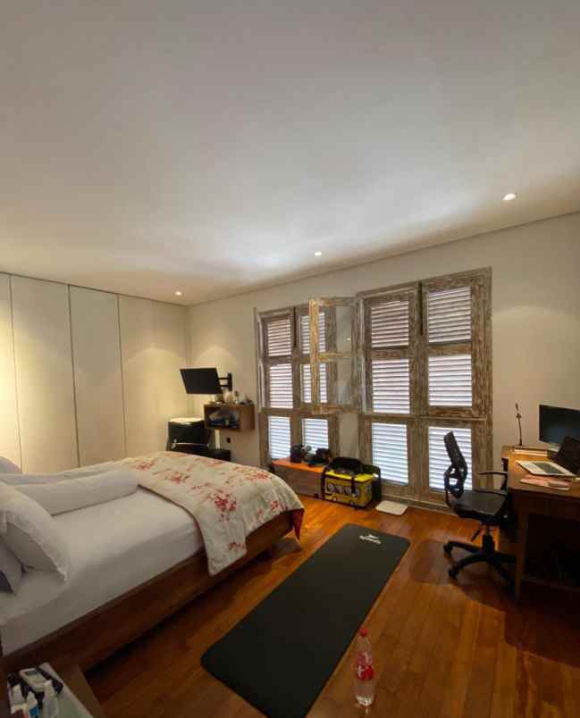 dijual rumah jl pondasi kayu putih