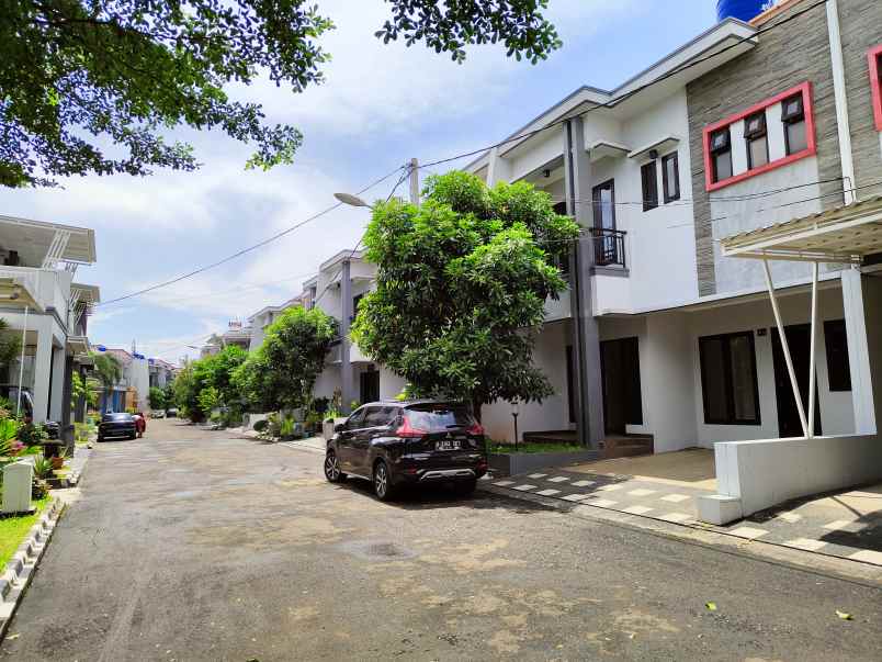 dijual rumah jl raya jatimakmur