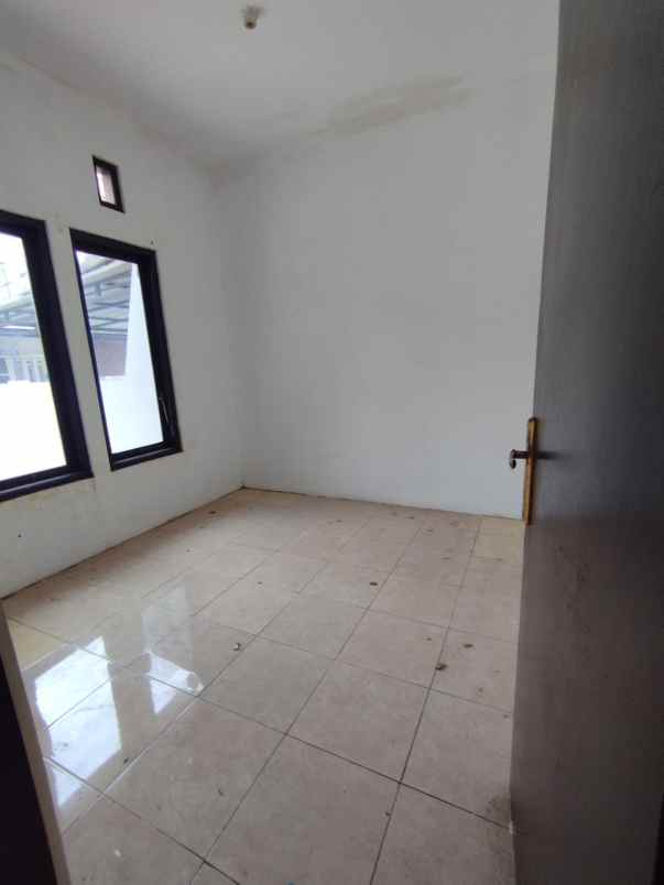 dijual rumah jl sariwangi gegerkalong