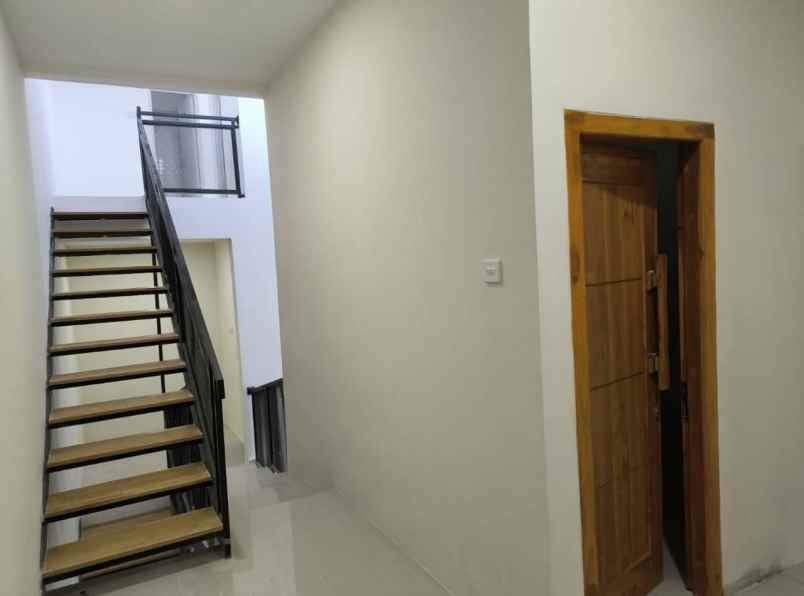 dijual rumah jl semolowaru sel