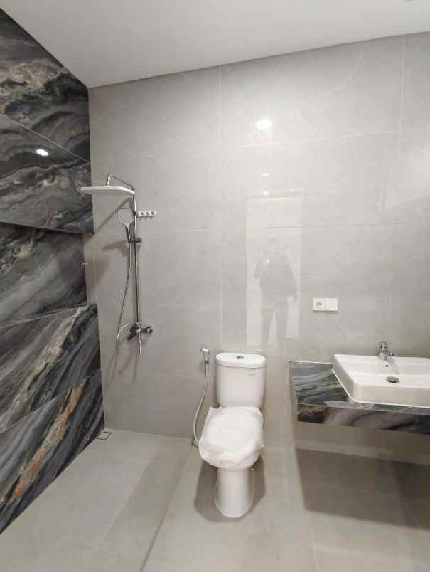 dijual rumah jl setraduta