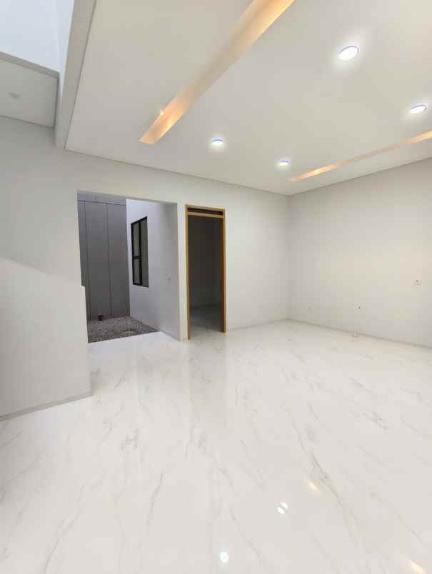 dijual rumah jl setraduta