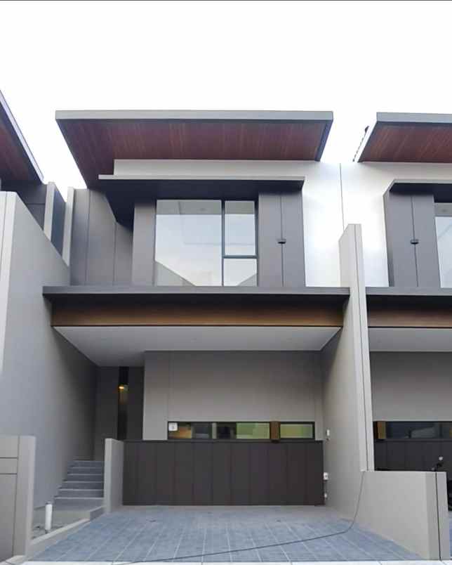 dijual rumah jl setraduta