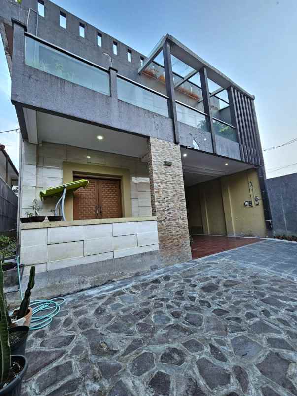 dijual rumah jl setrasari