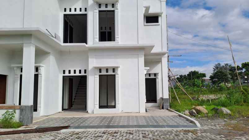 dijual rumah karanglo