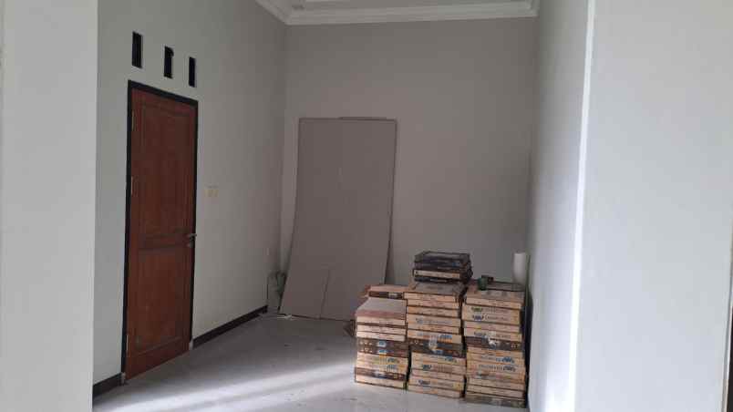 dijual rumah karanglo