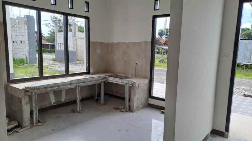 dijual rumah karanglo