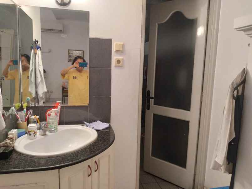 dijual rumah keluarga besar usaha kost 12 pintu