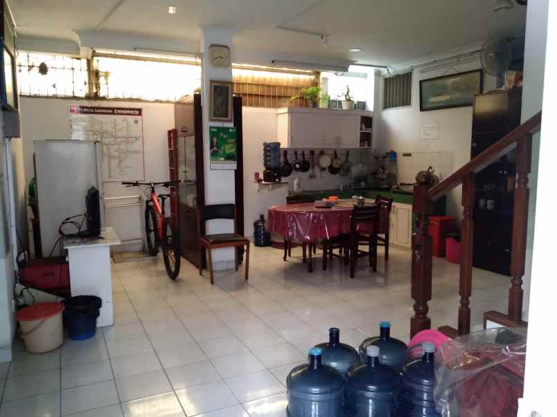 dijual rumah keluarga besar usaha kost 12 pintu