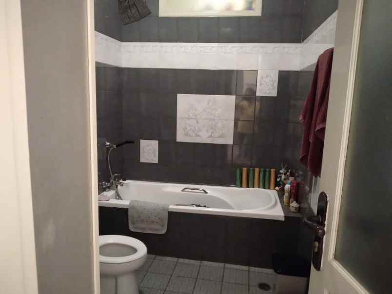 dijual rumah keluarga besar usaha kost 12 pintu