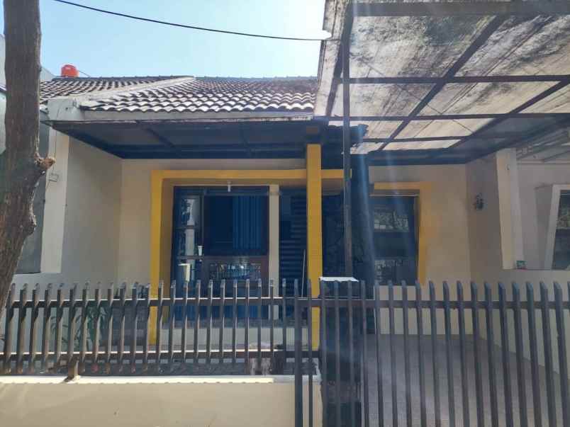 dijual rumah komplek bumi adipura