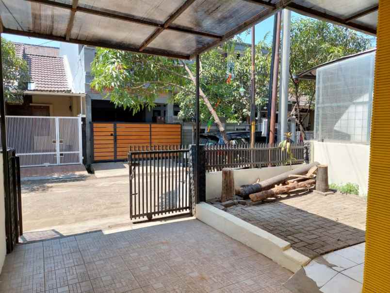 dijual rumah komplek bumi adipura