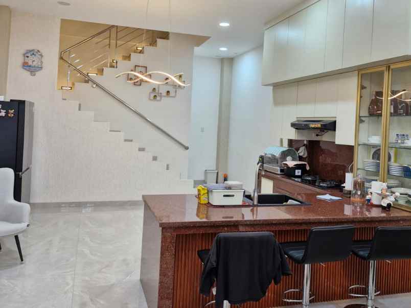 dijual rumah komplek cemara asri