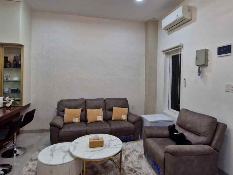 dijual rumah komplek cemara asri