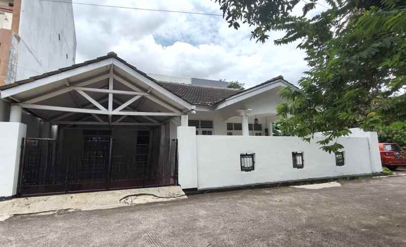 dijual rumah komplek jatiwaringin asri