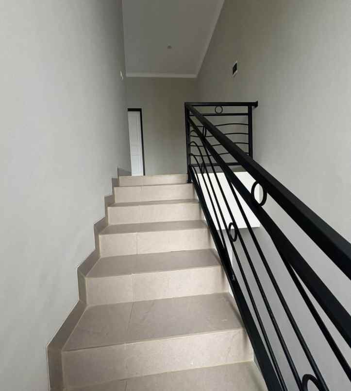 dijual rumah komplek megapolitan cinere