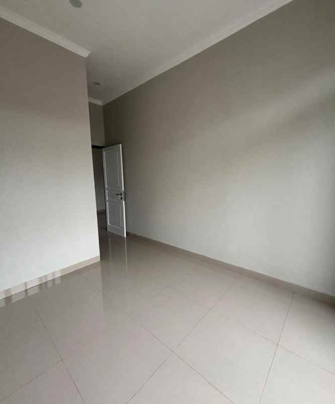 dijual rumah komplek megapolitan cinere