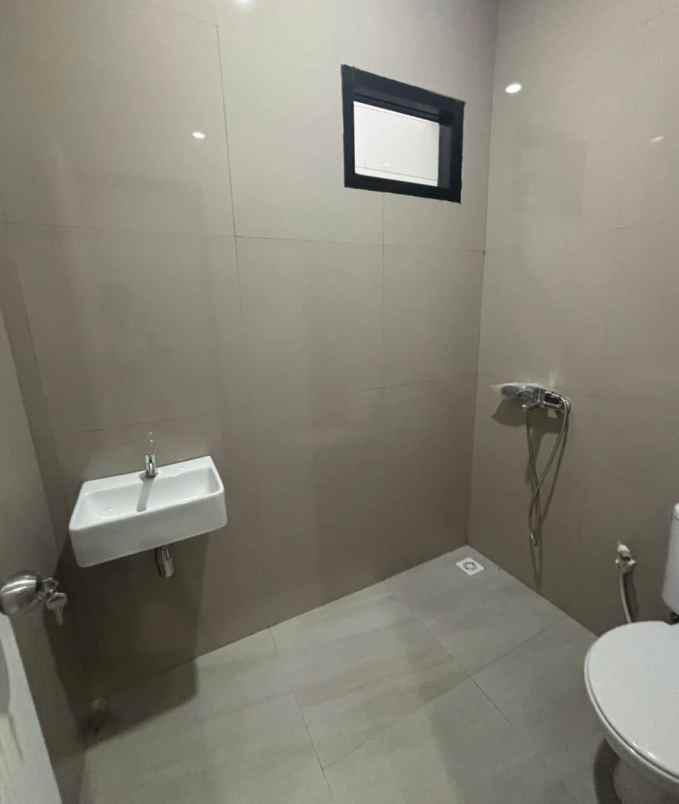 dijual rumah komplek megapolitan cinere