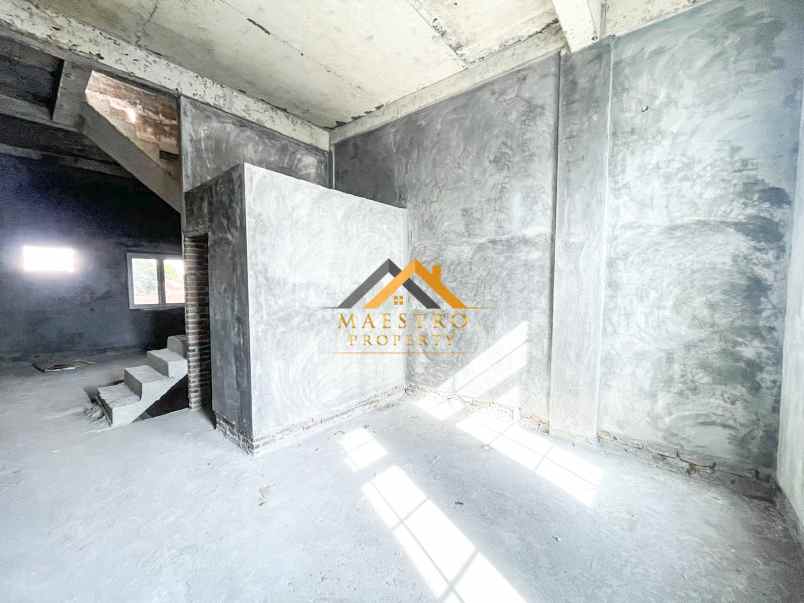 dijual rumah komplek the venetian jalan