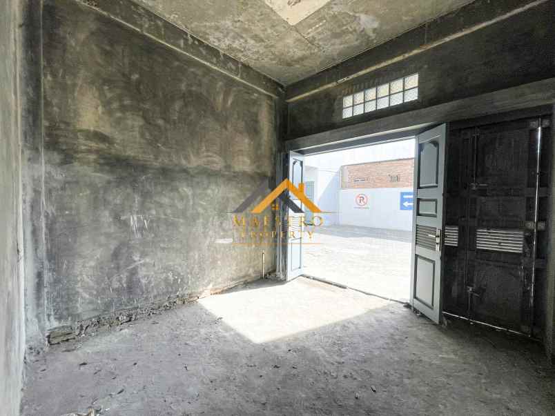 dijual rumah komplek the venetian jalan