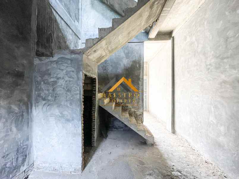 dijual rumah komplek the venetian jalan