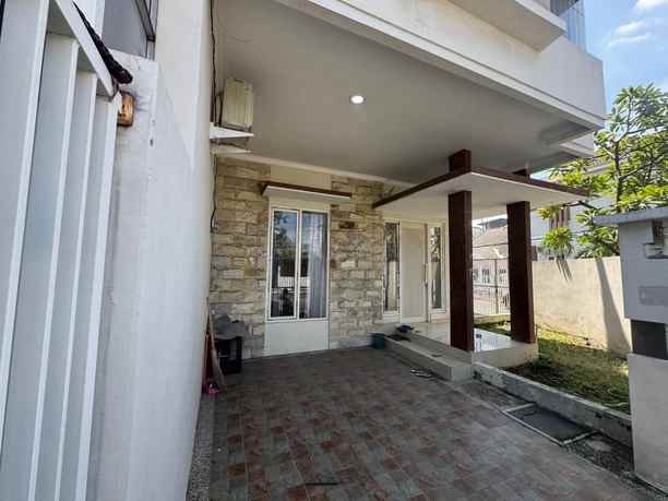 dijual rumah kutisari indah