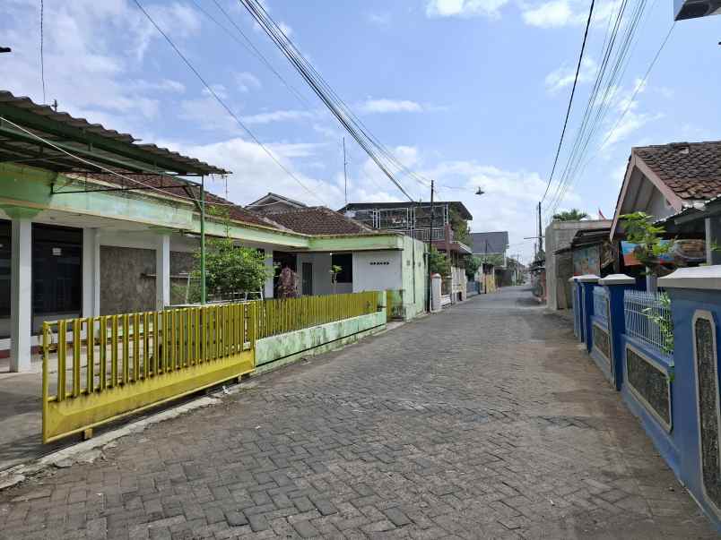 dijual rumah lama dekat kantor perhutani jember