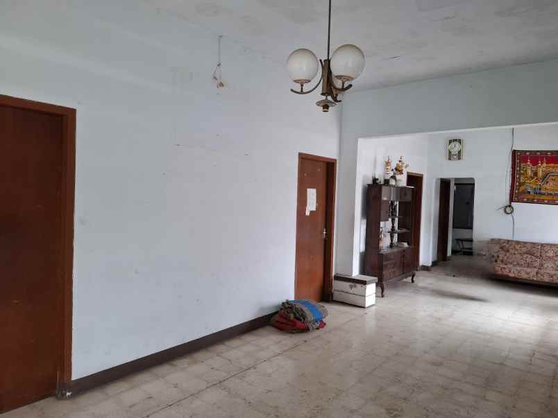 dijual rumah lama dekat kantor perhutani jember