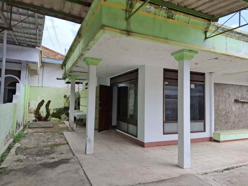 dijual rumah lama dekat kantor perhutani jember