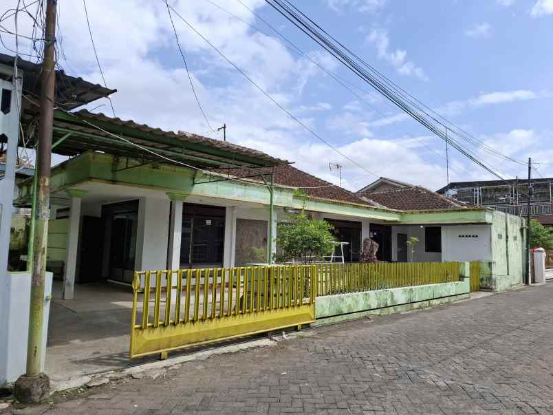 dijual rumah lama dekat kantor perhutani jember