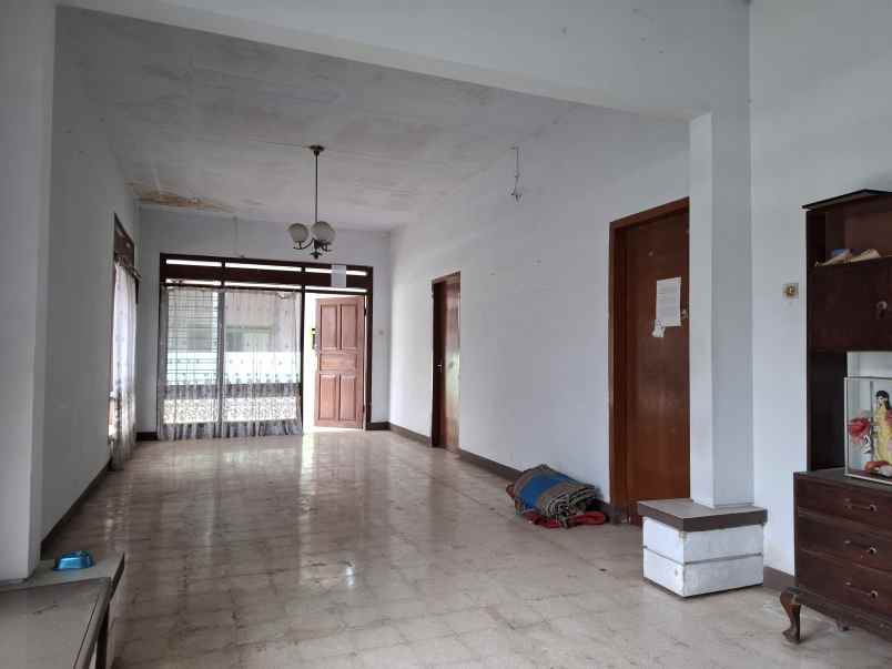 dijual rumah lama dekat kantor perhutani jember