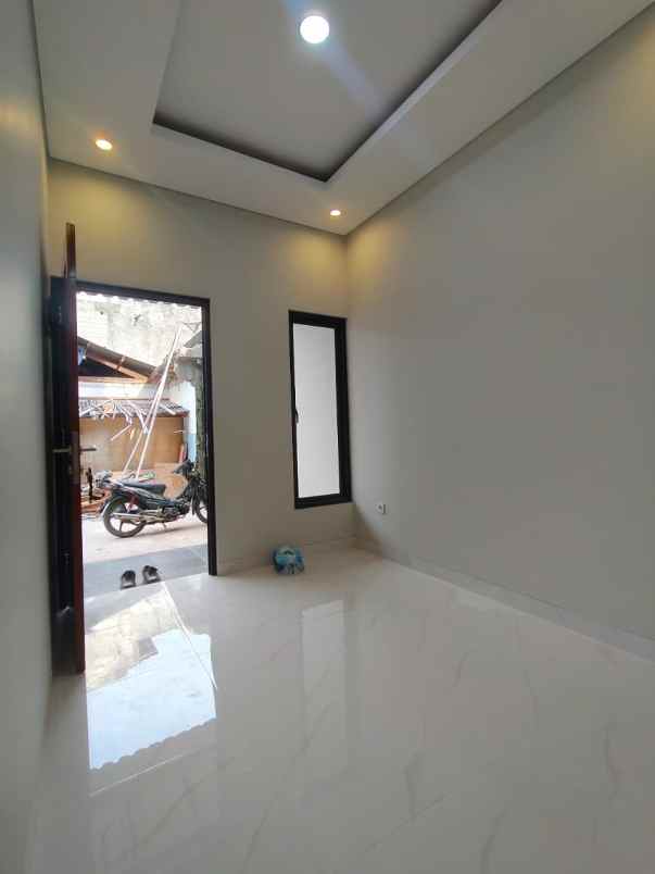 dijual rumah lubang buaya