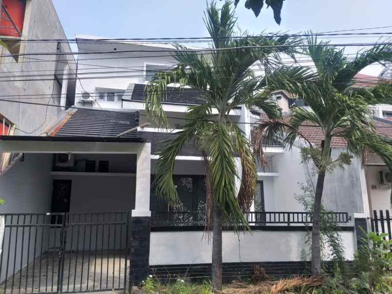 dijual rumah manyar