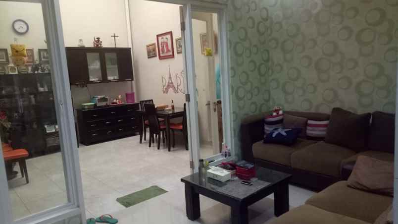 dijual rumah manyar