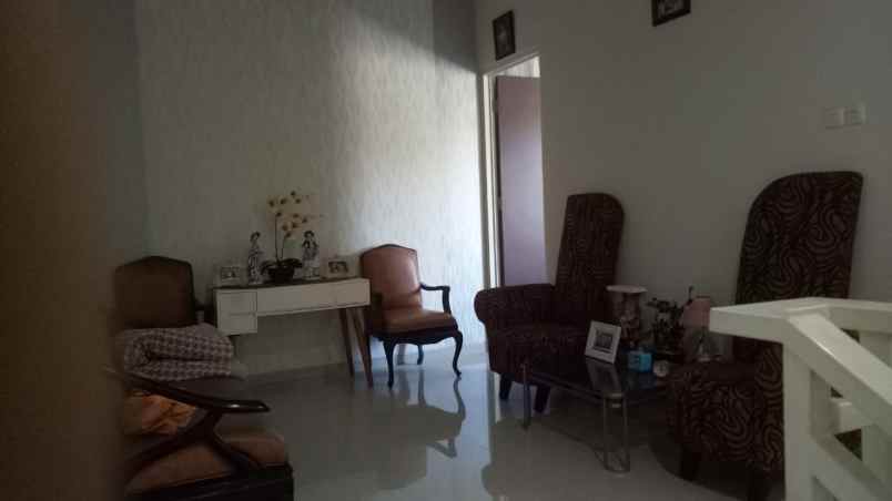 dijual rumah manyar